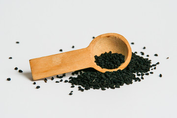 Czarne ziarna czarnuszki na białym tle © mirame111