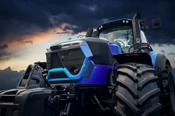 Fototapete Traktor Leistungsstarker Traktor gegen einen stürmischen Himmel