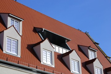 Rotes Ziegeldach mit Gauben