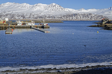 Montagnes au-dessus d'un petit port Islandais