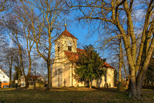 Denkmalgesch&uuml;tzte Dorfkirche Berlin-Alt-Schm&ouml;ckwitz im Abendlicht (Ansicht von S&uuml;dwesten)