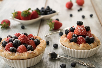 Torteletts mit Erdbeeren und Heidelbeeren, mit Puderzucker bestäubt