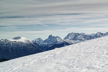 Blick auf die verschneiten Gipfel des Karwendels, bayerische und tiroler Alpen, Bayern, Tirol