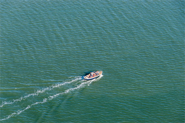 Obraz premium Vue aérienne de bateaux dans le Bassin d'Arcachon en France
