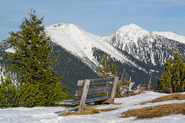 Blick auf die verschneiten Gipfel des Estergebirges in den bayerischen Alpen, Bayern, Deutschland