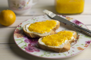 Toast with cheese and tangerine jam