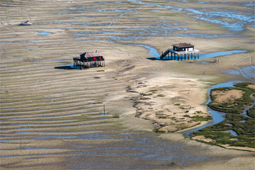 Vue aérienne des cabanes tchanquées sur l'île aux oiseaux dans le Bassin d'Arcachon en France - obrazy, fototapety, plakaty