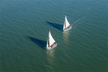 Fototapeta premium Vue aérienne de bateaux à voile dans le Bassin d'Arcachon en France