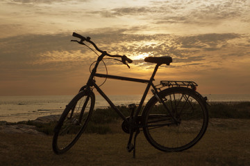 Fototapeta na wymiar Fahrräder im Sonnenuntergang am Meer