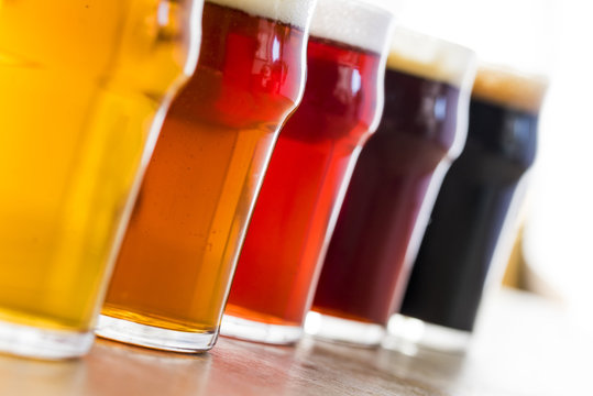 Colecci&oacute;n de cervezas con diferentes sabores y colores