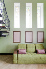 Высокий интерьер в зеленых и розовых цветах с зеленым диваном