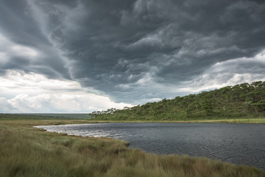 Tempestade de ver&atilde;o na lagoa da nascente do rio Cuanavale em Angola, prov&iacute;ncia do Moxico