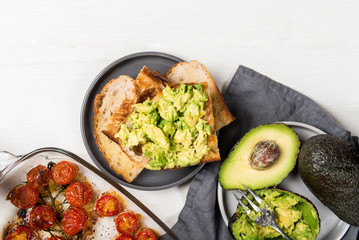 Avocado and roasted tomatoes toasts