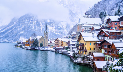 Naklejka premium Hallstatt town on a lake in Alps mountains, Austria, in winter