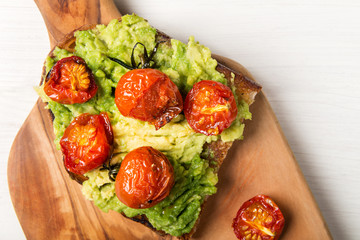 Avocado and roasted tomatoes toasts