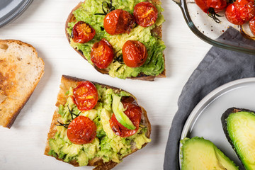Avocado and roasted tomatoes toasts
