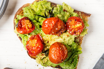 Avocado and roasted tomatoes toasts