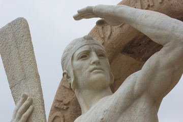 Primo piano della statua del marinaio a Genova