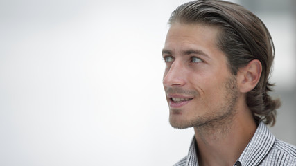 Obraz premium young business man looking at copy space