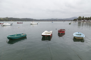 Fototapeta premium boats moored in the estuary of San Vicente de la Barquera, Cantabria, Spain