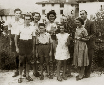 FOTO ANTICA CON GRUPPO DI PERSONE IN POSA
