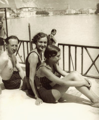 FOTO ANTICA ANNI 20 CON DUE RAGAZZE IN COSTUME DA BAGNO 