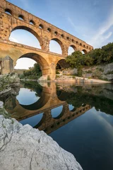 Foto op Plexiglas Pont du Gard Le Pont du Gard classé Patrimoine Mondial de l'UNESCO, Grand Site de France, pont aqueduc romain qui enjambe le Gardon, Gard