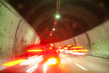 Autos fahren schnell im Tunnel
