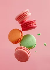 Foto op Plexiglas Kleurrijke macaronscakes. Kleine Franse taarten. © Melica