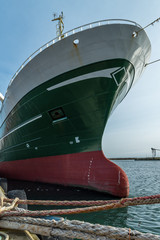 Schiffsbug im Hafen