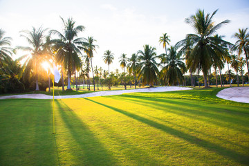 Golfplatz im Abendlicht