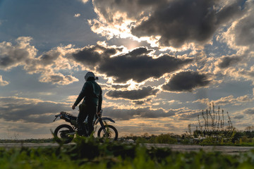 Obraz premium podróżuj motocyklem poza drogą