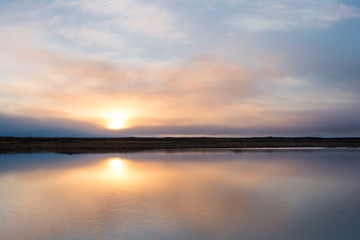 Fototapeta na wymiar Sonnenaufgang an einem kleinen See auf Island