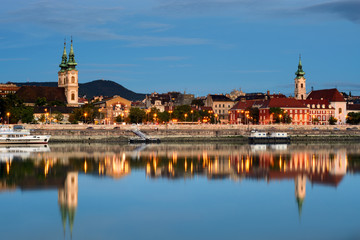 Obraz premium Buda side of Budapest city reflected in water