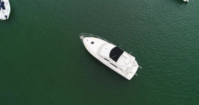 Toma a&eacute;rea de yate en el puerto