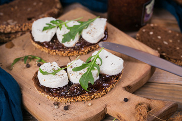 Bruschetta with fig jam, goat cheese and rucola