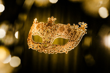 Goldene, venezianische Augenmaske