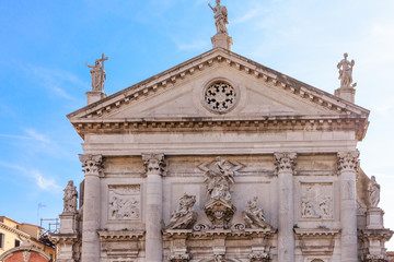 Fototapeta premium Statues on Venice Church