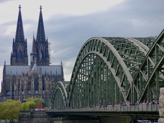 Obraz premium Cologne Cathedral and Hohenzollern Bridge, Cologne, Germany