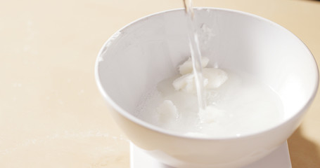 Measure the mixing on bowl