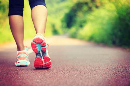 Young Fitness Female Runner Legs Ready For Run On Forest Trail .