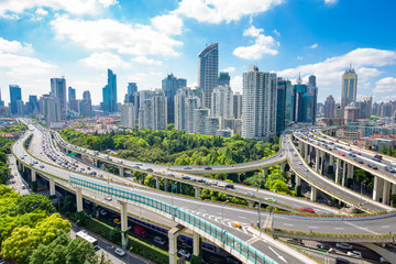 Obraz premium road junction in midtown of modern city