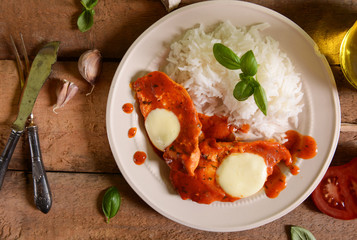 Chicken breast cutlets with rice, gorgonzola and tomato sauce