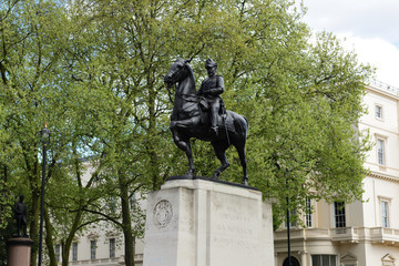 Fototapeta na wymiar Edward VII Rex Imperator Denkmal in London