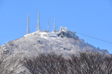 冬の函館山山頂と青空