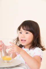 コップを持つ笑顔の女の子