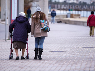 PASEO CON LA ABUELA