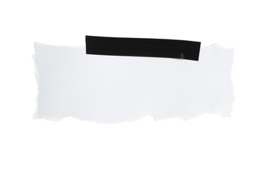 Weißer Zettel mit schwarzem Klebestreifen