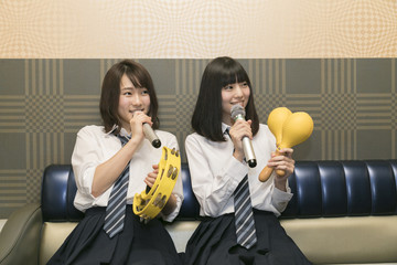 カラオケを楽しむ女子高生