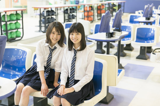 ボーリング場の女子高生